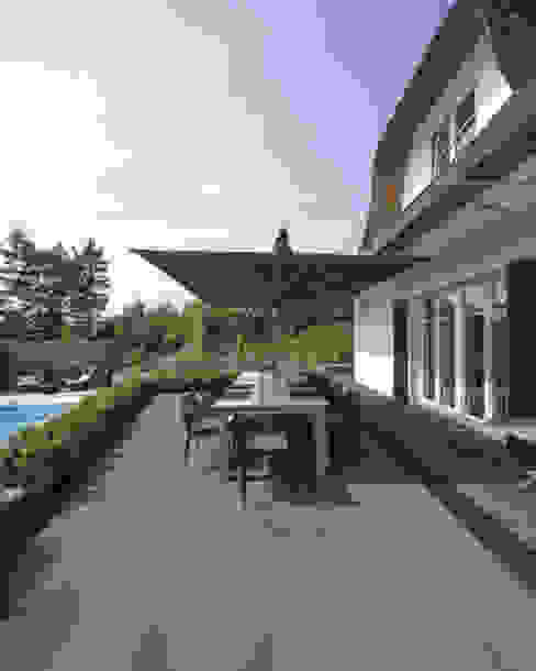 Repräsentatives Reetdachhaus im modernen Stil | homify