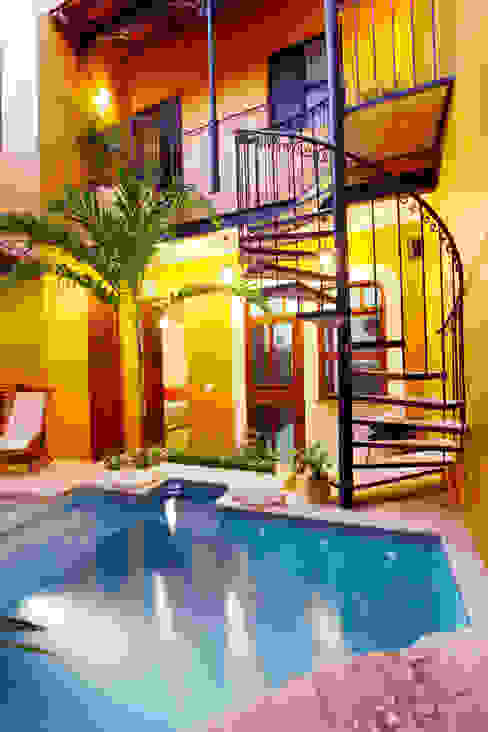 Arturo Campos Arquitectos Colonial style balcony, porch & terrace