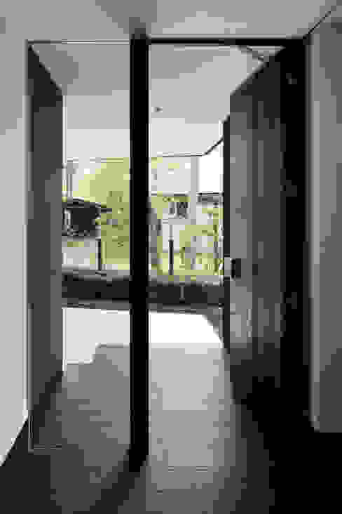 玄関～軽井沢Cさんの家 atelier137 ARCHITECTURAL DESIGN OFFICE クラシカルな 窓&ドア タイル 灰色 玄関,ポーチ
