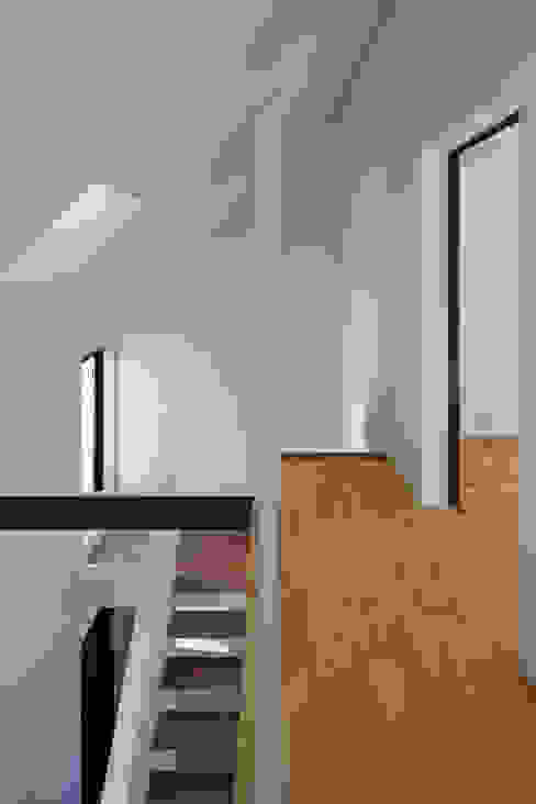 homify360°: 狭い敷地でも開放感の得られる家 「島本町の家」  homify