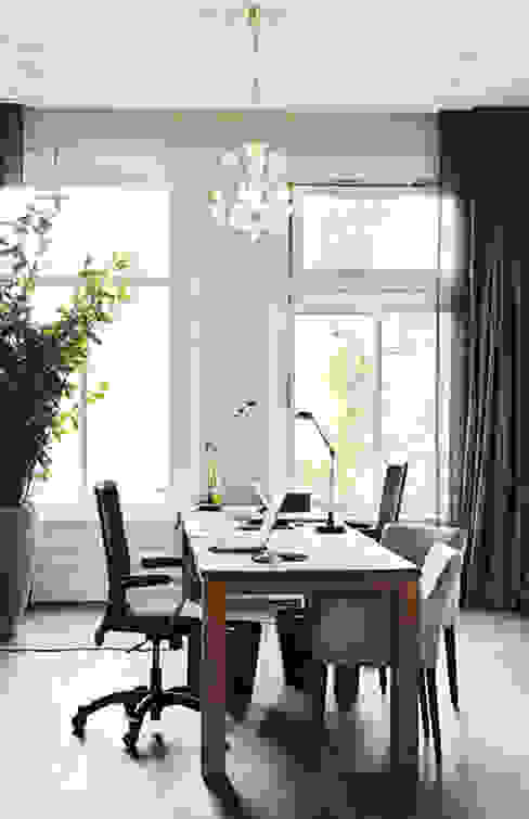 werkkamer choc studio interieur Moderne studeerkamer Tafel,Plant,Meubilair,Eigendom,Het opbouwen van,Raam,Stoel,Licht,Gordijn,Bureau