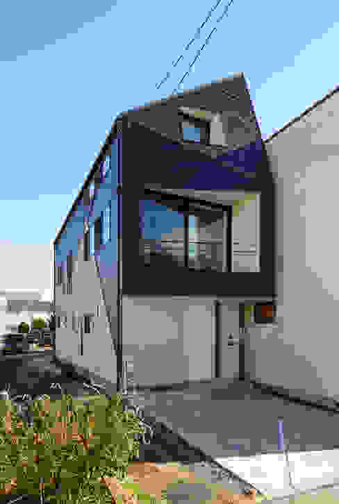 間口4メートルの敷地に建つ住み心地の良い家 トンガリ屋根の家 Homify 間口4メートルの敷地に建つ住み心地の良い家 トンガリ屋根の家 Homify