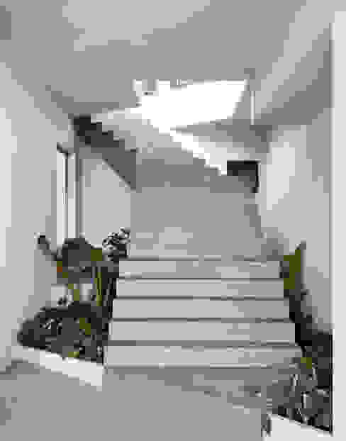 Joatinga 650m², House in Rio House in Rio Modern corridor, hallway & stairs