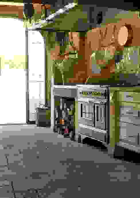 Cucina rustica di casa nella campagna toscana Pietre di Rapolano Cucina attrezzata Pietra Beige cucina tradizionale,cucina,pavimento in marmo,lastra in pietra naturale,pavimenti,casa rustica