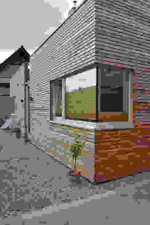 Straßenfassade arieltecture Gesellschaft von Architekten mbH BDA Holzhaus