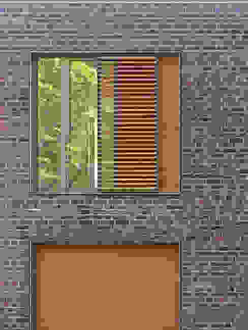 Detail Fenster KITZMANN ARCHITEKTEN Moderne Häuser Eigentum,Fenster,Vorrichtung,Mauerwerk,Holz,Backstein,Baumaterial,Linie,Verbundwerkstoff,Fassade