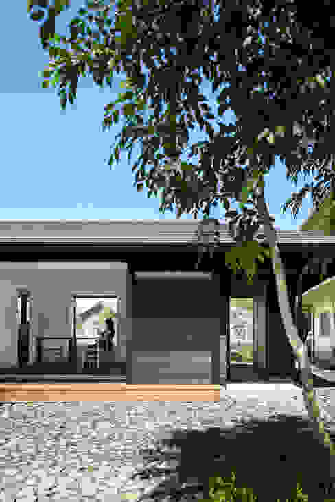 和家人一起成長 靈活運用空間的l 形住宅 Homify