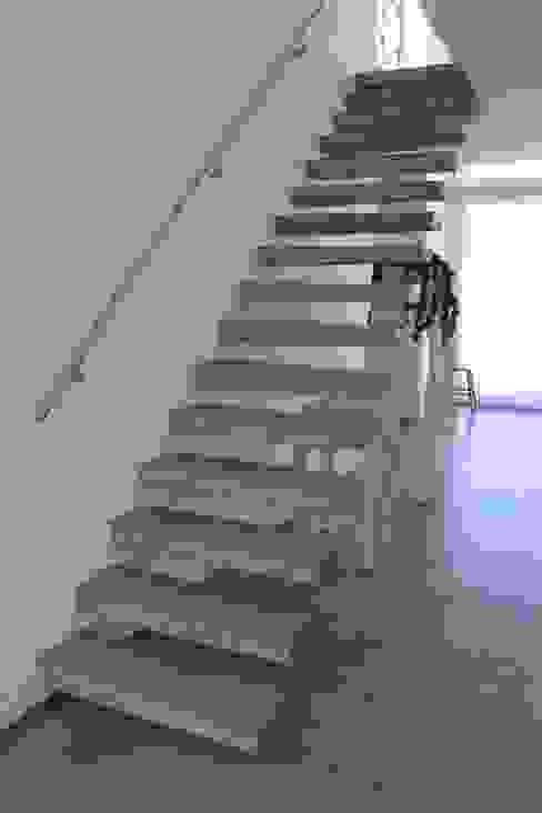 por Allstairs Trappenshowroom Moderno