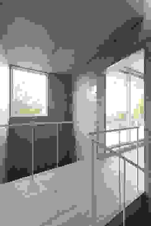 犬山の家 / House in Inuyama, 市原忍建築設計事務所 / Shinobu Ichihara Architects 市原忍建築設計事務所 / Shinobu Ichihara Architects Modern corridor, hallway & stairs