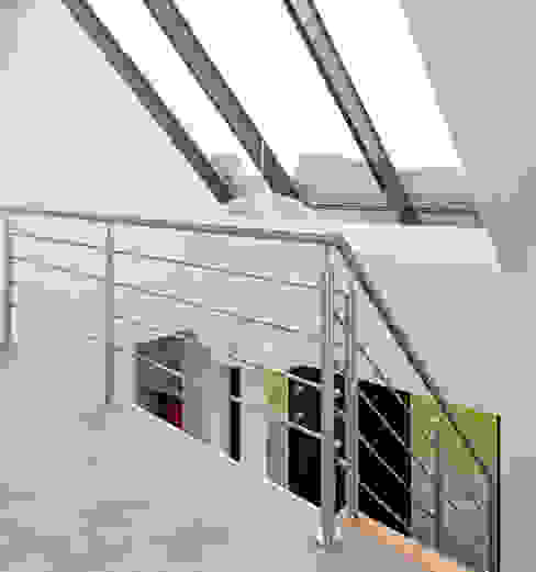 Overloop met vide en schuin dakkozijn Building Design Architectuur Moderne gangen, hallen & trappenhuizen