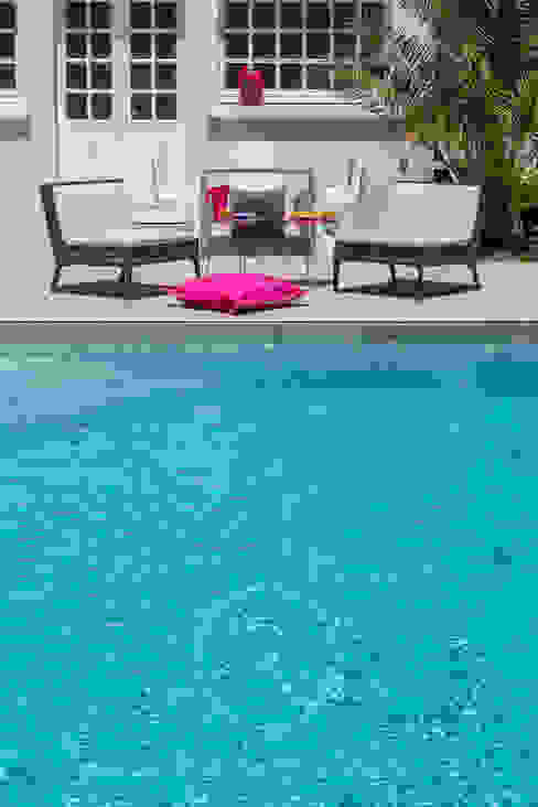 Piscine Sandrine RIVIERE Photographie Jardin original Bleu L&#39;eau,Un meuble,Piscine,Chaise,Fenêtre,Plante,Azur,Mobilier de jardin,Plan d&#39;eau,Balancelle