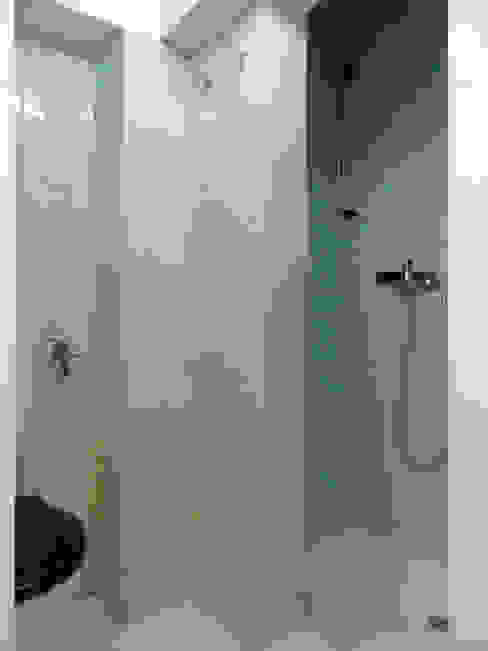 Casa de banho: Aproveitamento do vão da janela e do espaço anteriormente ocupado pela chaminé Casas de banho mediterrânicas por BL Design Arquitectura e Interiores Mediterrânico