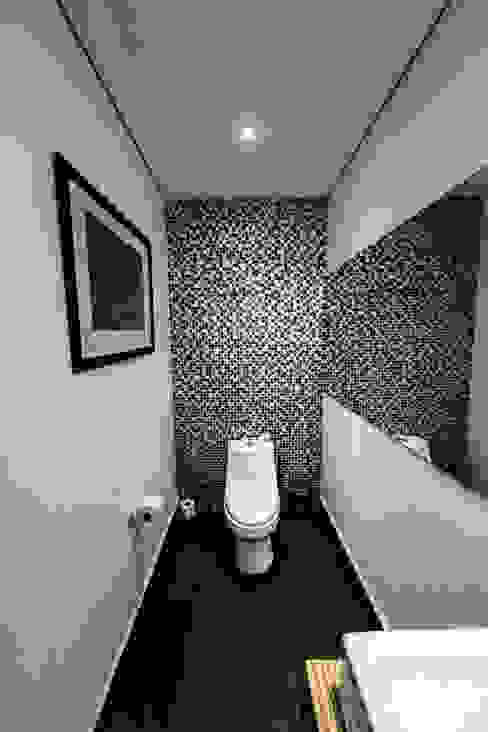 CASA LOS ENCINOS, gOO Arquitectos gOO Arquitectos Minimalist bathroom Tiles Grey