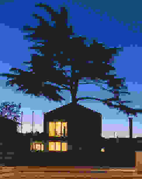 Consulado da República da Namíbia Casas modernas por a caixa negra Moderno