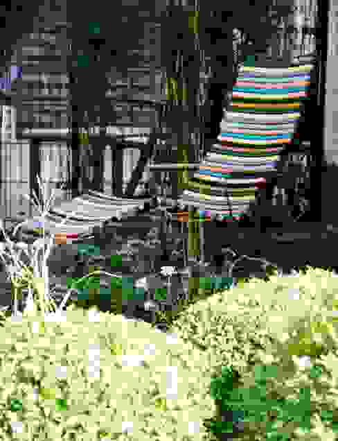 Stadstuin in De Meern, Buro Floris Buro Floris Moderne tuinen Bloem,Plant,Stoel,Buitenmeubels,Gras,Struik,Bodembedekker,Vrije tijd,Schaduw,terrestrische plant