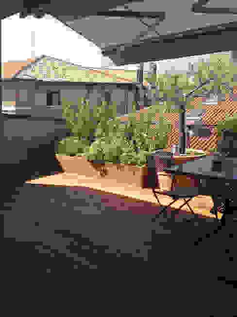 dehor urbano bilune studio design e orto con piante aromatiche bilune studio Balcone, Veranda & Terrazza in stile moderno