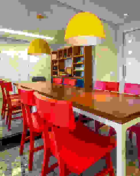 Cadeiras vermelhas Enzo Sobocinski Arquitetura & Interiores Salas de jantar modernas Madeira Vermelho cores primárias,granito,luminotécnica,madeira,papel de parede,azul,vermelho,amarelo,marcenaria,gesso