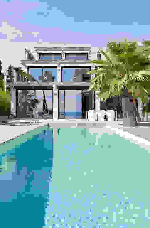 Villa C1, frederique Legon Pyra architecte frederique Legon Pyra architecte Piscine moderne L&#39;eau,Ciel,Propriété,bleu azur,Piscine,Arbre,Plante,Arécales,Aqua,Nuage