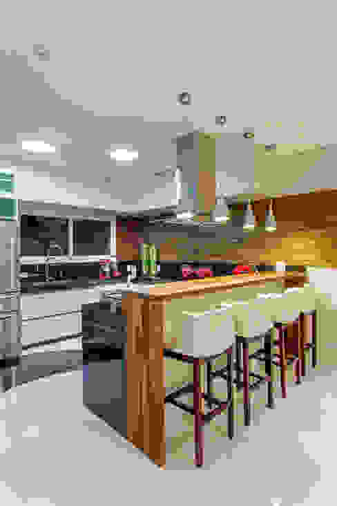 Arquiteto Aquiles Nícolas Kílaris Moderne Küchen Holz Holznachbildung