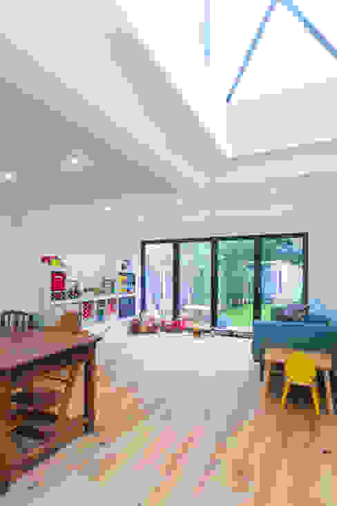 Extension in Weybridge, KT13 TOTUS Modern living room