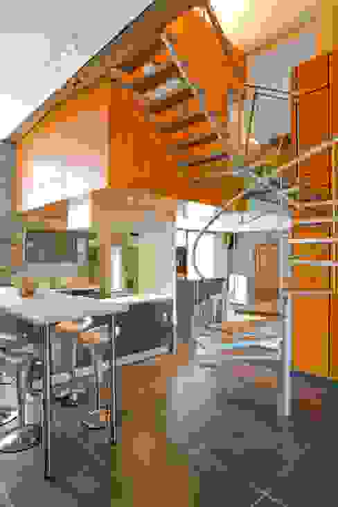 Habitation JSP, VORTEX atelier d'architecture VORTEX atelier d'architecture Couloir, entrée, escaliers modernes Biens,Table,Bâtiment,La fenêtre,Chaise,Bois,Fixation,Orange,Design d&#39;intérieur,Ombre