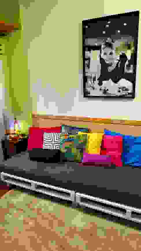 Projeto Remobília - Sofá de Pallets, Camila Feriato Camila Feriato Living roomSofas & armchairs Wood Multicolored