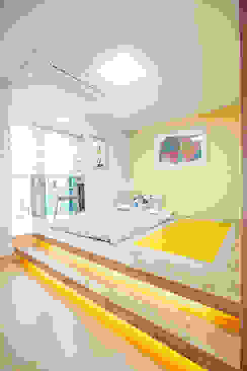 개성있는 침실이 있는 왕십리 인테리어 퍼스트애비뉴 모던스타일 침실 건물,목재,바닥,편안,바닥,고정물,직사각형,집,부동산,천장