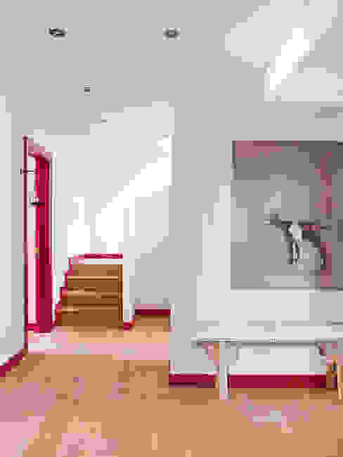  Corridor & hallway by SA&V - SAARANHA&VASCONCELOS, Rustic   