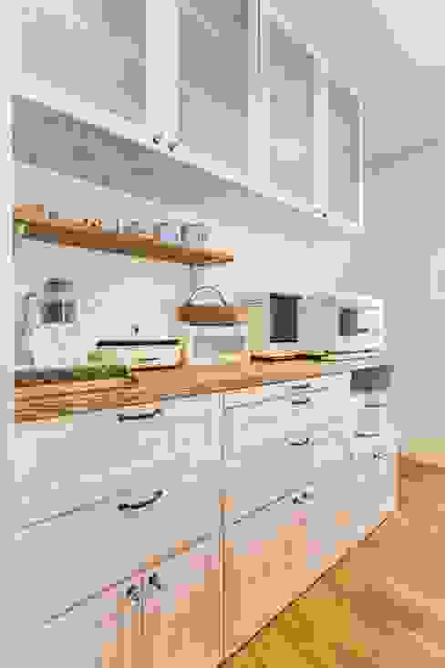 LDKにキッズスペースのあるプロヴァンススタイルの家, JUST JUST Country style kitchen Beige