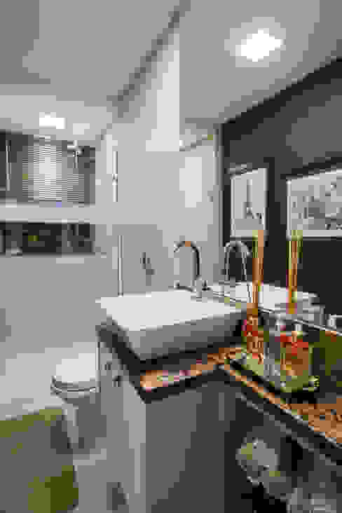 Banheiro com cara de lavabo Estúdio HL - Arquitetura e Interiores Banheiros modernos