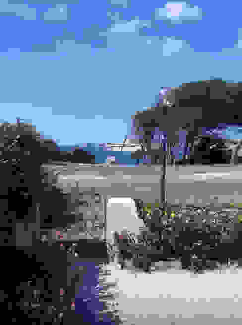 Mediterranean Villa in Sardinia, Tania Mariani Architecture & Interiors Tania Mariani Architecture & Interiors Balcone, Veranda & Terrazza in stile mediterraneo Legno Verde