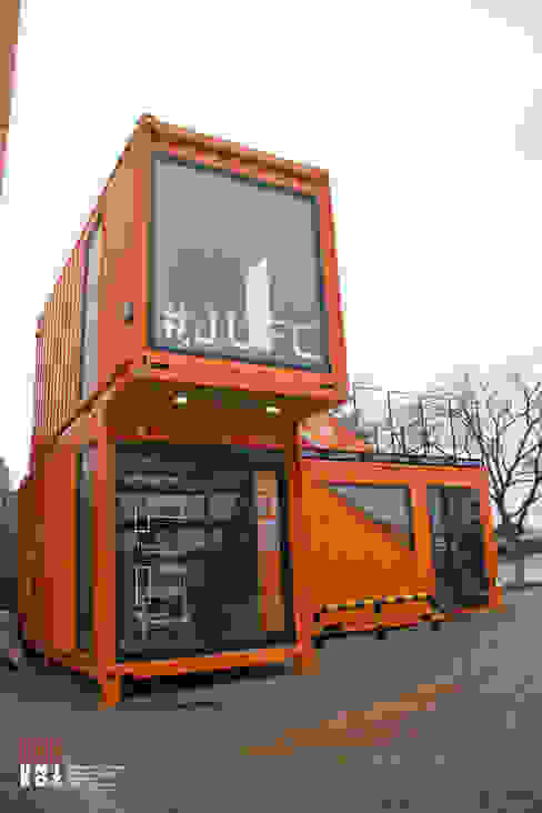 除此之外,将货柜堆叠起来的设计,加上大片的落地窗,让货柜屋更有现代