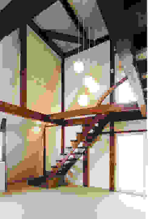 白馬の山小屋〈renovation〉－愛すべきセカンドハウス－, 一級建築士事務所アトリエｍ 一級建築士事務所アトリエｍ カントリースタイルの 玄関&廊下&階段