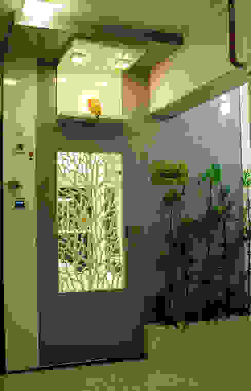 homify Maisons modernes Contreplaqué Gris