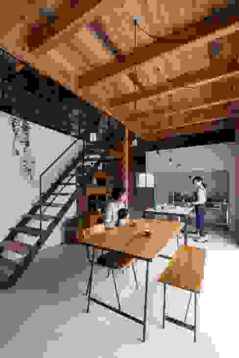木材の天井が温かく居心地の良い部屋best5 Homify