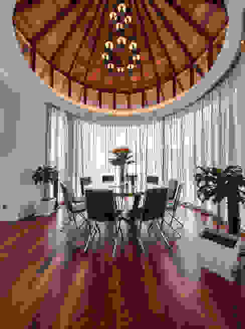 Majestic Contemporary | BUNGALOW Design Spirits Minimalist dining room