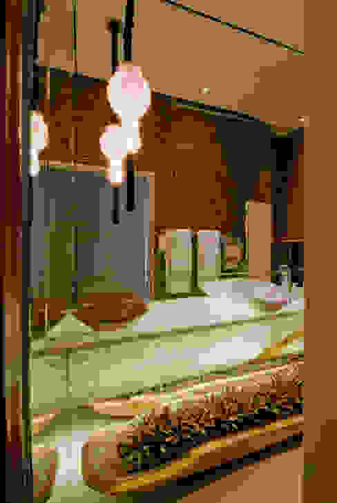 Banheiro sofisticado Flaviane Pereira Banheiros ecléticos Mármore Castanho