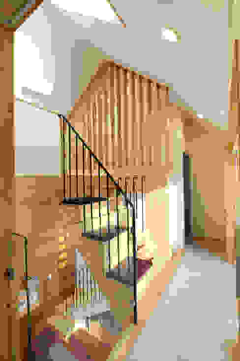 다락으로 오르는 계단 주택설계전문 디자인그룹 홈스타일토토 모던스타일 복도, 현관 & 계단 우드 스킵플로어,다락