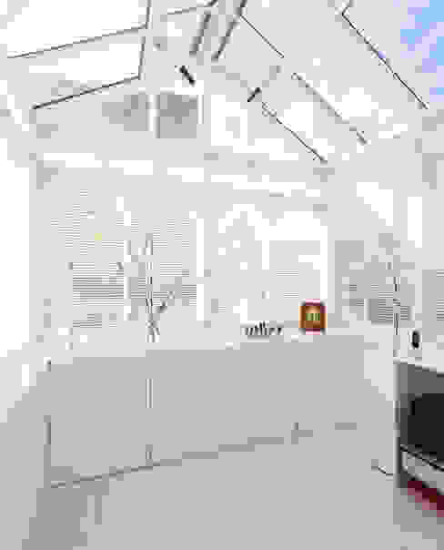 Aproveitar espaços escondidos Cozinhas modernas por Architect Your Home Moderno