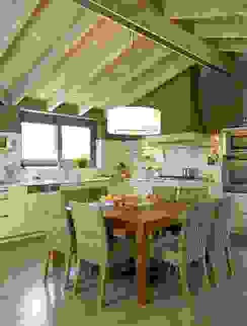 Una atmósfera campestre actualizada DEULONDER arquitectura domestica Cocinas rústicas Blanco