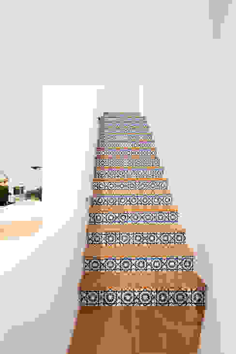 Outside stairs studioarte Modern Corridor, Hallway and Staircase Tiled stairs