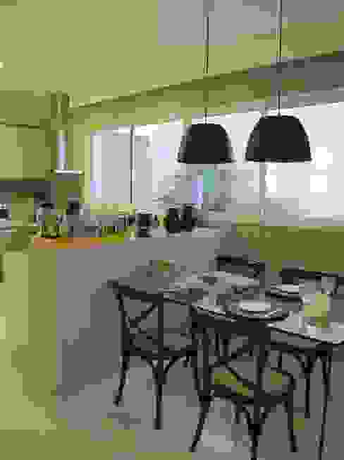 Casa Paranhos, Cia de Arquitetura Cia de Arquitetura Classic style kitchen