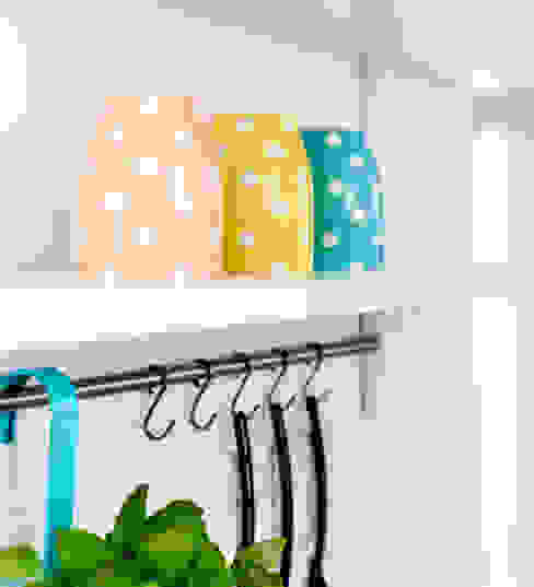 Cozinhas  por Pasja Do Wnętrz Escandinavo  