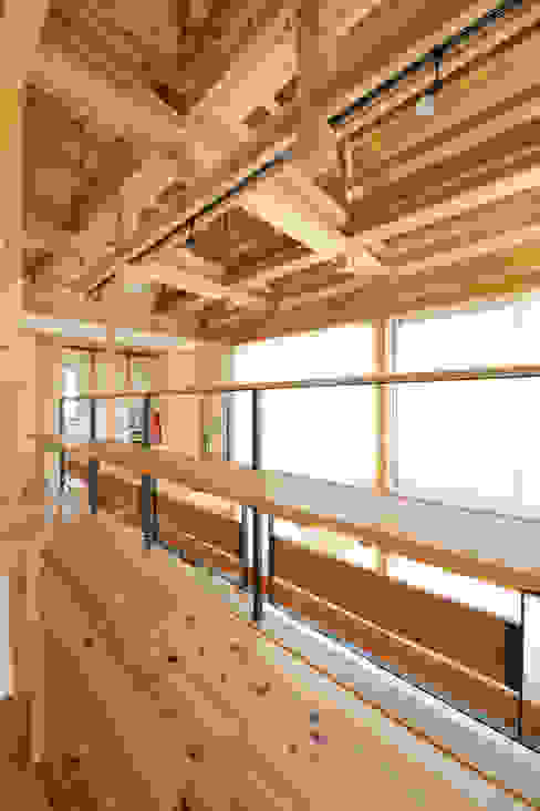 2階廊下・多目的スペース 株式会社 望月工務店 望月建築設計室 モダンスタイルの 玄関&廊下&階段