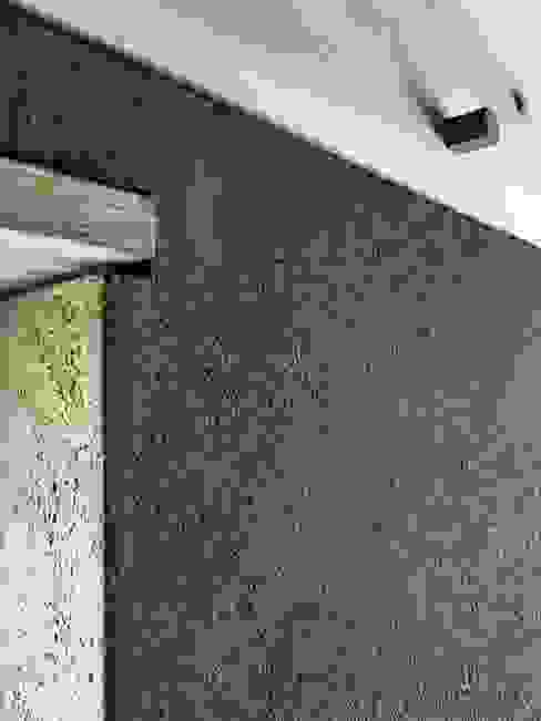 中塗りを仕上げ塗り 株式会社 望月工務店 望月建築設計室 モダンな 壁&床