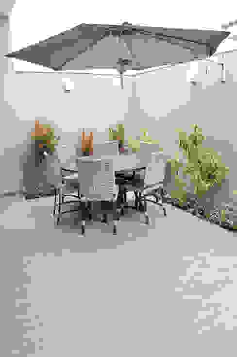 jardim com ombrelone Paula Ferro Arquitetura Jardins rústicos