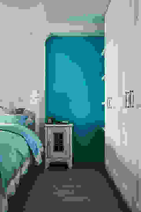 蒂芬妮藍(lán) ×復(fù)古白，刷出寧?kù)o夢(mèng)幻感 Country style bedroom by 青瓷設(shè)計(jì)工程有限公司 Country