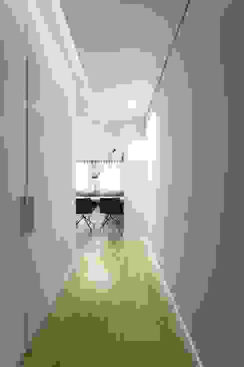 PAULO MARTINS ARQ&DESIGN Pasillos, vestíbulos y escaleras escandinavos
