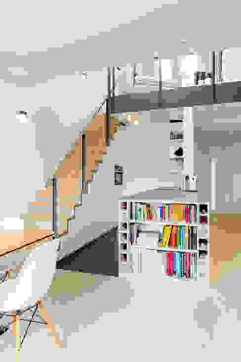 Küchenzeile mit Bücherregal Carola Augustin Innenarchitektur Moderne Küchen Küche,Treppe,Galerie,Offene Küche