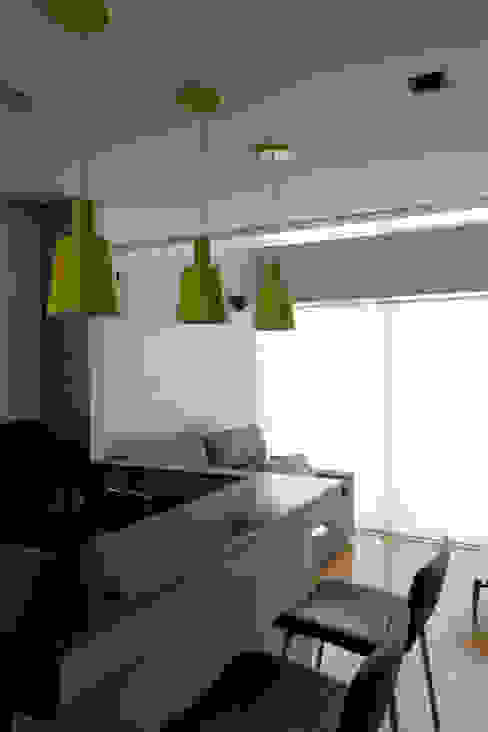 Área social integrada com cozinha Semíramis Alice Arquitetura & Design Armários e bancadas de cozinha Granito Preto amarelo,pendente,granito,preto,cozinha,cozinha preta,Iluminação de cozinha,bancada,bancada de pedra,balcão